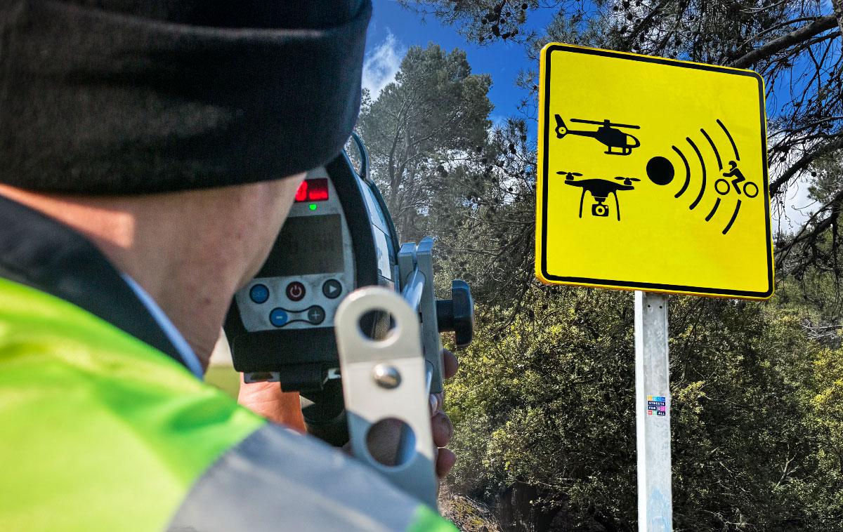 dron znak | V nekaterih državah z droni že nadzirajo promet. Takšen znak lahko vidite v Španiji na Majorki. | Foto J. L.