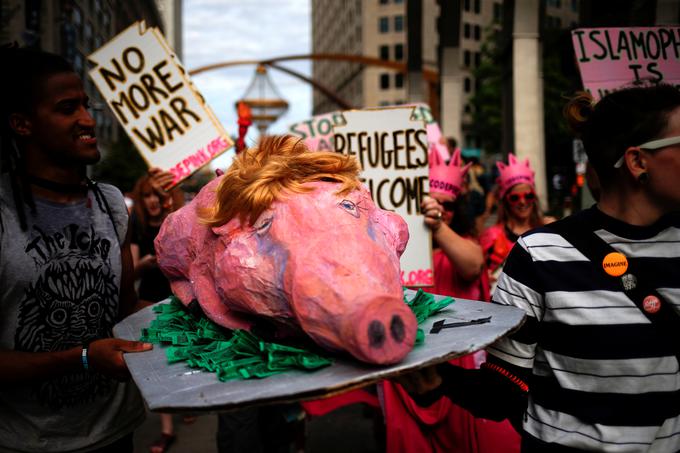 Maketa prašiča, ki naj bi spominjala na Trumpa. | Foto: Reuters