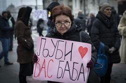 15 minut tišine v Beogradu z upokojenko Branko: "Tukaj stojim, da izkoreninimo zlo" #foto #video