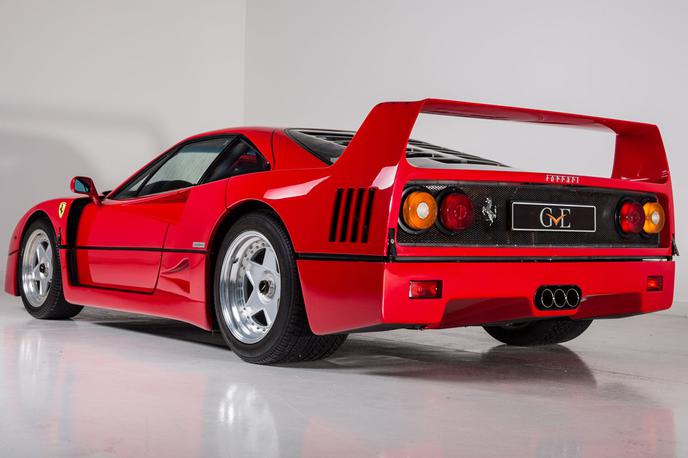 Ferrari F40 Eric Clapton | Ferrarijev F40 sodi med največje avtomobilske ikone. Izdelovali so ga med leti 1987 in 1992, poganjal pa ga je 2,9-litrski twin-turbo motor V8.