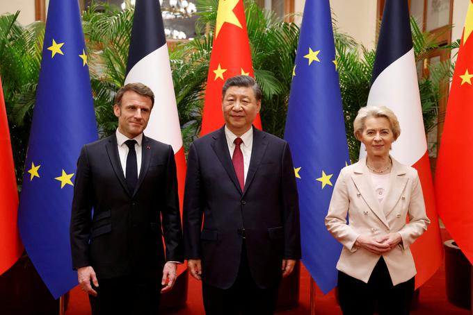 Predsednika Emmanuel Macron in Ši Džinping ter predsednica Evropske komisije Ursula von der Leyen. | Foto: Reuters