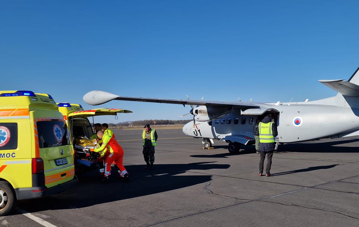 pristanek letala Slovenske vojske z dvema poškodovanima v požaru v Severni Makedoniji. | V UKC Maribor za zdaj ne načrtujejo, da bi k njim na zdravljenje pripeljali še kakšnega bolnika iz Severne Makedonije.  | Foto MORS/Aleš Sila