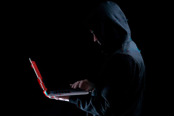 Hekerji, povezani s kiberkriminalno združbo LockBit, so napadali predvsem institucije, organizacije in podjetja, za katere so vedeli, da bi jim zaklep podatkov z izsiljevalskim virusom ali povzročil ogromno škode ali pa izredno ogrozil njihovo delovanje, kot so bolnišnice ter logistična in podjetja s področja energetike, na primer. | Foto: Shutterstock