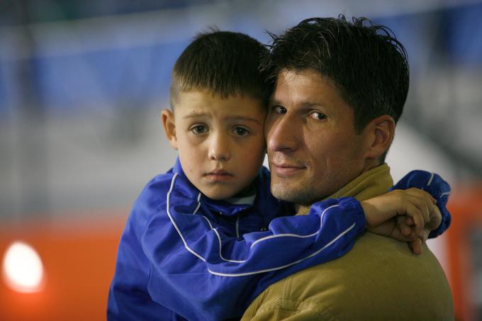 Tako je Simon "poziral" s sinom Svitom pred 13 leti na rokometni tekmi v Celju. Zdaj je Svit eden najbolj nadarjenih mladih igralcev Olimpije. | Foto: Vid Ponikvar
