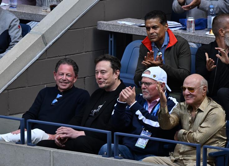 VIP-loža finalnega moškega obračuna na turnirju US Open septembra 2024. Od leve proti desni: Bobby Kotick, nekdanji izvršilni direktor velikana industrije videoiger Activision Blizzard, Elon Musk, direktor podjetij Tesla in SpaceX, David Zaslav, izvršilni direktor ameriškega medijskega konglomerata Warner Bros. Discovery, in Barry Diller, soustanovitelj medijskega imperija Fox in predsednik uprave tehnološko-turističnega velikana Expedia. V drugi vrsti sedi Fareed Zakaria, ameriški novinar, ki na televizijski mreži CNN vodi lastno politično oddajo.  | Foto: Profimedia
