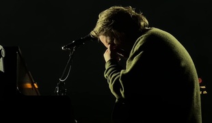 Posnetek, poln čustev: Lewis Capaldi se je razjokal na odru