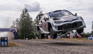 Rovanperä pritiska na polno, Tänak zadel v drevo #video