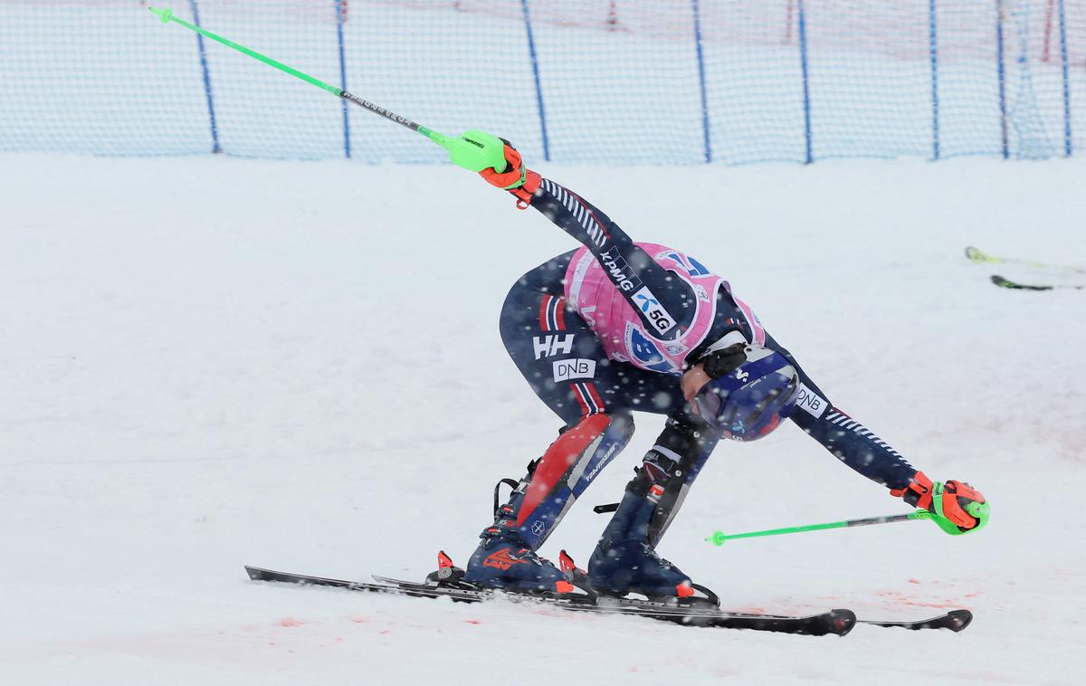 Wengen Henrik Kristofferse | Henrik Kristoffersen je v slalomu zmagal že 23-ič, tretjič v Wengnu. | Foto Reuters