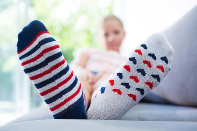 Kot simbolični znak podpore osebam z Downovim sindromom lahko danes obujete različni nogavici in se tako pridružite gibanju Rock your socks. | Foto: Thinkstock