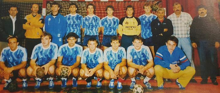 Fotografija celjske ekipe iz sezone 1988/89 iz knjige Andreja Šušteriča Zgodovina celjskega rokometa. Ante Kostelić stoji tretji z desne, Silvio Ivandija pa čepi tretji z leve. | Foto: Celje PL