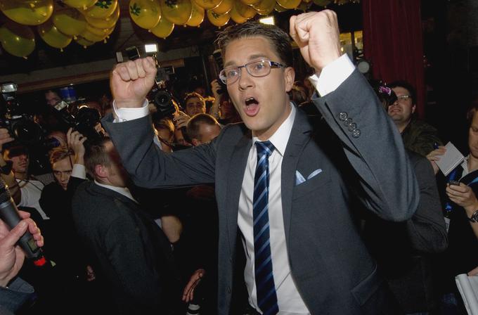 Septembra 2010 je takrat 31-letni Åkesson Švedske demokrate popeljal v švedski parlament. Na fotografiji: navdušeni Åkesson, ko so sporočili volilne izide. Nasprotniki poskušajo Švedske demokrate pogosto očrniti kot skrajno stranko z neonacističnimi koreninami. Åkesson priznava, da so bili v času ustanovitve v stranki ljudje z neonacističnim ozadjem, a zagotavlja, da jih zdaj ni več v njej. Pravi tudi, da imajo v njegovi stranki zelo nizko stopnjo strpnosti do ekstremizma in rasizma.  | Foto: Guliverimage/Vladimir Fedorenko