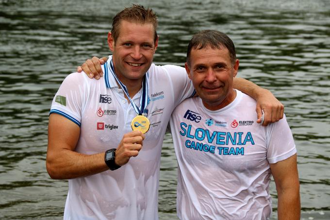 Benjamin Savšek s trenerjem Jožetom Vidmarjem. Lani je v Pauju v Franciji dosegel naslov svetovnega prvaka. | Foto: Nina Jelenc