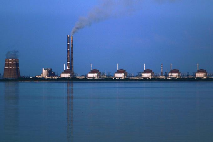 Ruske sile so jedrsko elektrarno s šestimi reaktorji, ki velja za največjo v Evropi, zasedle kmalu po začetku invazije na Ukrajino. Strah pred jedrsko katastrofo se je povečal po tem, ko so se na začetku tega meseca okrepili spopadi v njeni okolici. Obe strani se medsebojno obtožujeta obstreljevanja obsežnega kompleksa nuklearke. | Foto: Thomas Hilmes/Wikimedia Commons