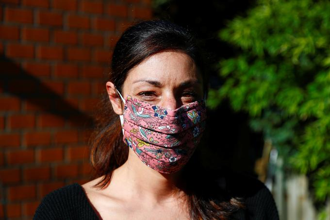 Zaščitne maske imajo predvsem pomemben psihološki učinek, poudarjajo ameriški strokovnjaki. | Foto: Reuters