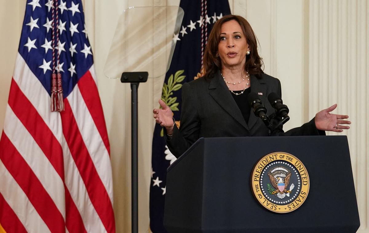 Kamala Harris | Kot je poudarila, je tovrstno orožje izdelano z namenom, da bi v kratkem času ubilo čim več ljudi. "Gre za vojno orožje, ki mu ni mesta v civilni družbi," je poudarila Harrisova. | Foto Reuters