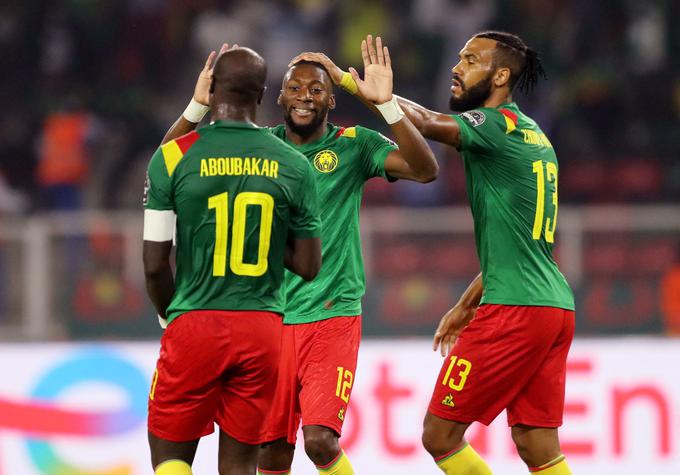 Čeprav nasprotnik ni imel pravega vratarja, se je Kamerun kar namučil. | Foto: Reuters