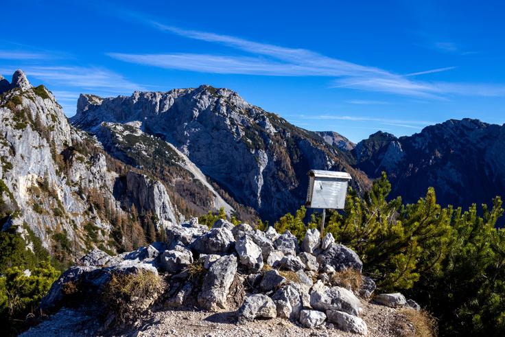 Kamniški Dedec ima sicer le 1.583 metrov, a je vzpon zavidanja vreden. V smeri vzhoda se nam odpre pogled proti Lučkemu Dedcu. | Foto: Matej Podgoršek
