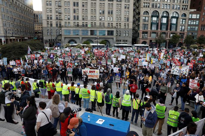 Chicago, protesti | Ameriški predsednik Donald Trump je od prve omembe Čikaga konec avgusta večkrat stopnjeval svoje grožnje. Protitrumpovi protestniki so se v soboto zbrali na ulicah Čikaga in nosili transparente z napisi "Ustavite ta fašistični režim!" in "Ne Trumpu, ne vojakom". | Foto Reuters