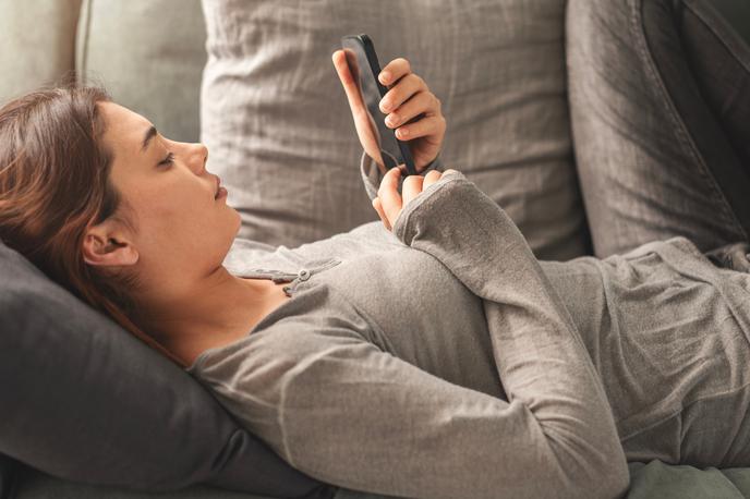 telefon, kavč, ženska, dekle | Foto Shutterstock