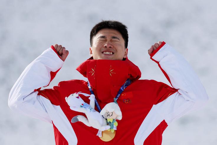 Wang Xindi se veseli olimpijskega zlata. | Foto: Guliverimage