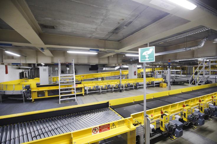 Paketni usmerjevalnik, ki predstavlja hrbtenico celotnega logističnega procesa v poštnem logističnem centru Ljubljana | Foto: 
