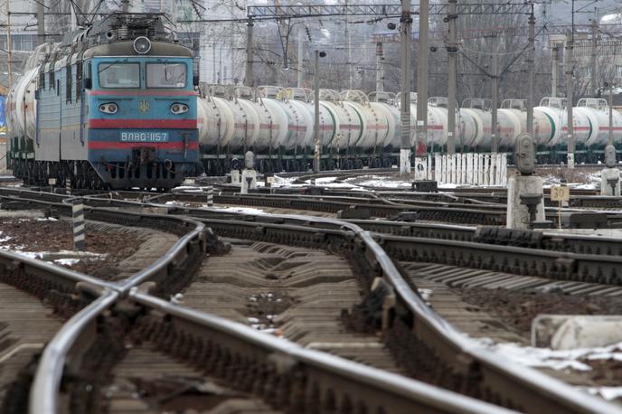 Ukrajinske železnice | Ukrajina bo danes ponovno vzpostavila železniško povezavo med glavnim mestom Kijev in nedavno osvobojenim Hersonom, je prek družbenih omrežij sporočil namestnik guvernerja hersonske regije Sergij Hlan. Prvi vlak bo zapustil Kijev danes ob 22.14 po lokalnem času in v mesto Herson prispel ob 9. uri zjutraj. | Foto Reuters