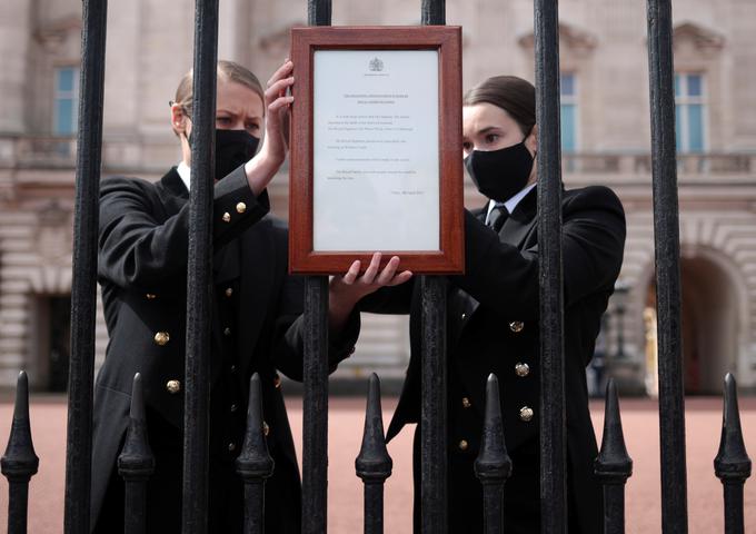 Obvestilo o smrti princa Filipa, ki so ga obesili na ograjo pred Buckinghamsko palačo | Foto: Reuters