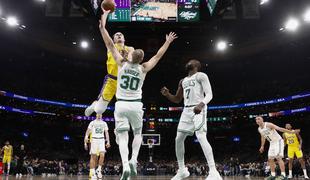 Vrhunski Reaves, a brez Dončića in Jamesa proti Bostonu ni šlo