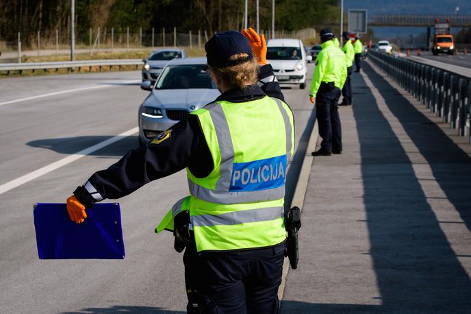 slovenska policija kontrola koronavirus meja | Vozniku, ki ima več kot 0,52 miligrama alkohola v litru izdihanega zraka ali 1,10 grama alkohola na kilogram krvi, se poleg globe izreče tudi 18 kazenskih točk. Enaka sankcija velja tudi za voznike, ki na zahtevo policista odklonijo preizkus ali strokovni pregled ugotavljanja prisotnosti alkohola, mamil, psihoaktivnih zdravil in drugih psihoaktivnih snovi v organizmu. | Foto STA