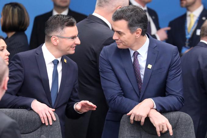 Šarec si je pred vrhom zasedanja vzel nekaj minut tudi za pogovor s španskim premierjem Pedrom Sanchezom. | Foto: Reuters