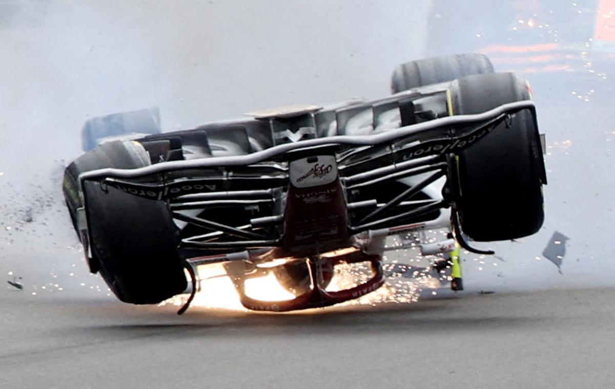 Silverstone Džov nesreča | Varnostni obroč halo je takole rešil kitajskega dirkača. | Foto Reuters