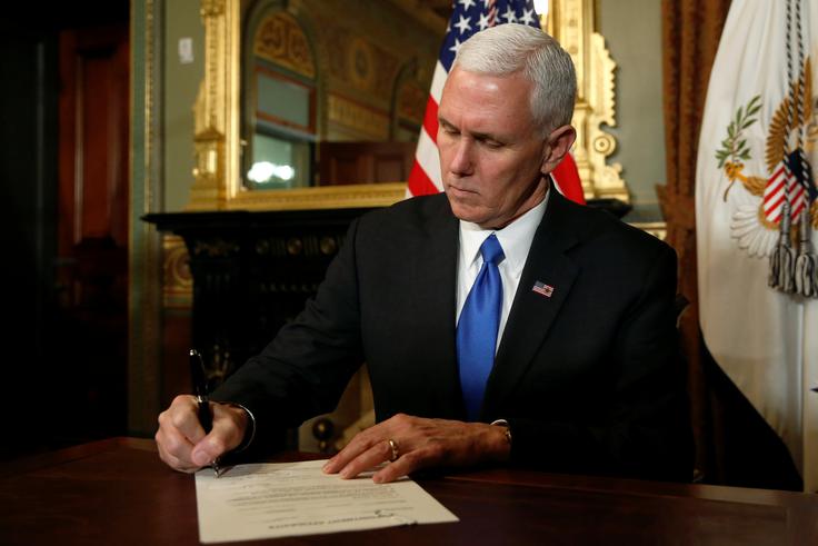 Podpredsednik ZDA MIke Pence je bil zaveden, zdaj je jezen in razočaran. | Foto: Reuters