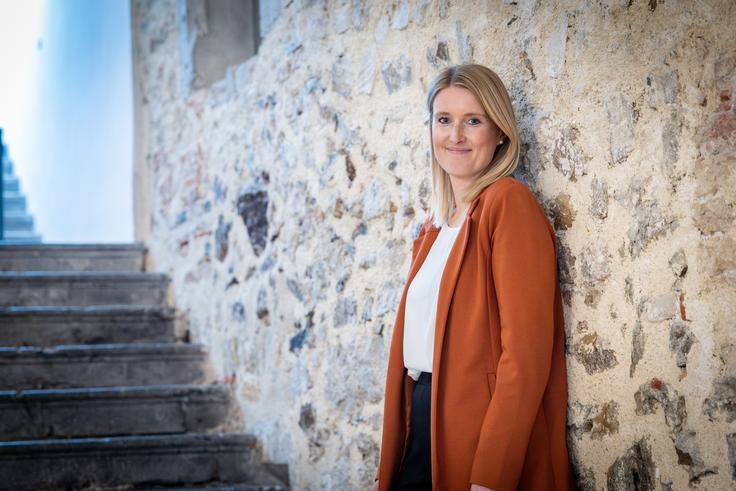 "Danes otroci pogosto vprašajo zakaj in marsikdo to doživlja kot izzivanje avtoritete. Sama to vidim kot napredek – kot družbo, v kateri si mladi upajo postavljati vprašanja, dvomiti in iskati razumevanje. Mi ki jih vodimo, pa moramo znati svoje odločitve razložiti in jih umestiti v širši kontekst." | Foto: Gaja Hanuna