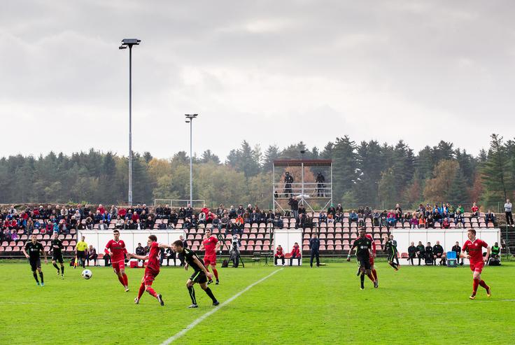 Aluminij Olimpija Na mestu, kjer je bila jeseni tribuna s stoli, raste nov del kidriškega kompleksa pod streho. | Foto: Vid Ponikvar
