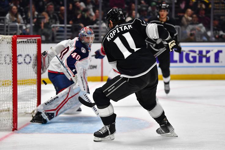 Anže Kopitar je dosegel svoj 26. gol v tej sezoni. To je bil njegov 20. karierni gol, ki ga je zabil ekipi iz Columbusa. Med aktivnimi v ligi sta več golov proti modrim jopičem od Kopitarja dosegla le Patrick Kane (24) in Aleks Ovečkin (22). | Foto: Reuters