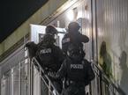 Policisti v begunskem centru v Hamburgu