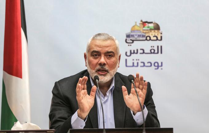 Ismaila Hanijo so imeli nekateri poznavalci za bolj zmernega politika v primerjavi z voditelji Hamasa v Gazi, čeprav je - vsaj javno - zagovarjal uničenje Izraela. Bil je vodja Hamasovega političnega urada v Katarju in je deloval tudi kot nekakšen Hamasov zunanji minister. Bil je zadolžen tudi za stike med Hamasom in Iranom, zaradi česar domnevajo, da je vedel za Hamasov napad na Izrael 7. oktobra lani. Maja letos je tožilstvo Mednarodnega kazenskega sodišča zahtevalo naloge za aretacijo treh voditeljev Hamasa, vključno s Hanijehom, in izraelskega premierja Benjamina Netanjahuja zaradi domnevnih vojnih zločinov. Izraelski in palestinski voditelji so obtožbe zavrnili. | Foto: Guliverimage