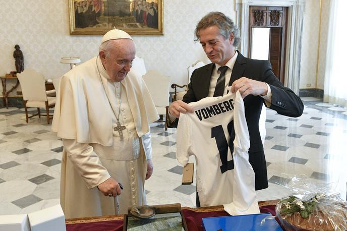 Darilo | Slovenski premier je papežu Frančišku za darilo predal tudi dres Andresa Vombergarja, argentinskega Slovenca, člana slovenske nogometne reprezentance. | Foto Vlada RS