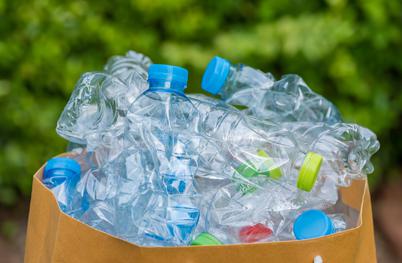 Čudežna bakterija spremeni odpadno plastiko v priljubljeno zdravilo