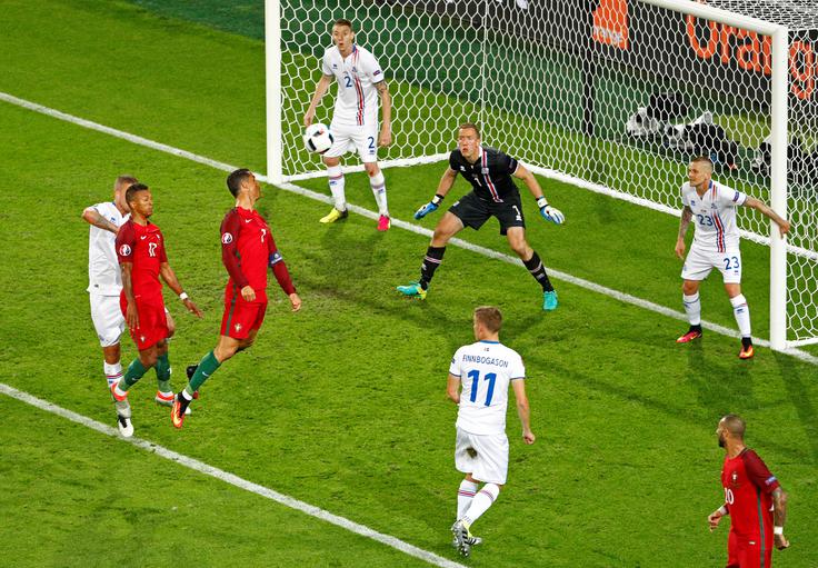 Vratar Hannes Halldorsson je na srečanju s Portugalsko Ronaldu ubranil vse strele. | Foto: 