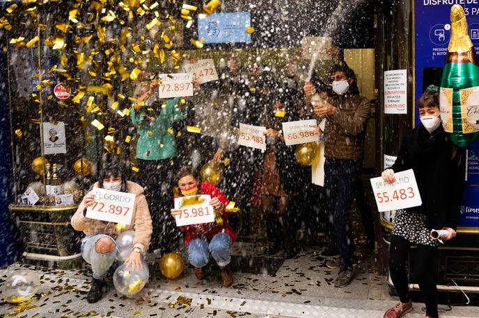 Loterija El Gordo - Debelinko | V Španiji vsako leto pred božičem razveselijo državljane s posebno loterijo. Nakup in obdarovanje srečk je postala pomembna tradicija v družinah, med prijatelji in sodelavci. Letos bodo skupno razdelili 2,59 milijarde evrov. | Foto Guliverimage