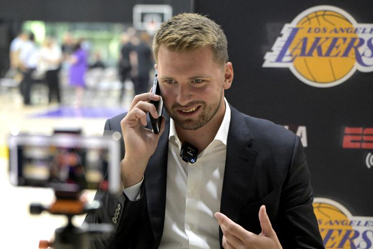 Luka Dončić je podaljšal pogodbo z LA Lakers v soboto, Benjamin Šeško pa še čaka na slovesen trenutek, ko bi se lahko podpisal pod odmevno pogodbo in preselil na Otok. | Foto: Reuters