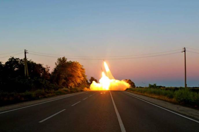 HIMARS | Ukrajina ameriške rakete za sistem HIMARS občasno nadomešča s svojimi, ki letijo dlje in udarijo bolj. Edina težava je, da jih imajo na razpolago razmeroma malo. | Foto Guliver Image