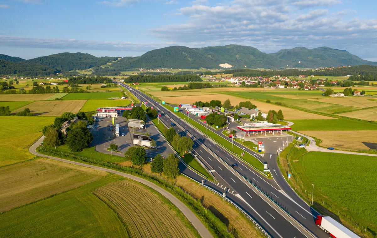 Avtocesta Slovenija | Celotna obnova bo zajemala rekonstrukcijo na odseku štajerske avtoceste med Slovenskimi Konjicami in Dramljami, in sicer obnovo skupno 13 kilometrov smernega vozišča proti Ljubljani in Mariboru, obnovo odvodnjavanja in notranje obloge predorov Pletovarje in Golo rebro, vzpostavitev prisilnega prezračevanja v vseh predorskih ceveh obeh predorov ter vzpostavitev ubežnih poti skozi obstoječa prečnika v predorih Pletovarje in Golo rebro. | Foto Guliverimage