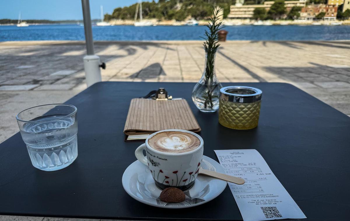 Kava. Cena. Hrvaška. | Zadnji račun s Hvara tako kaže, da je gost za kavo v kavarni na hvarski rivi odštel 4,50 evra. | Foto Zvonimir Barisin/PIXSELL