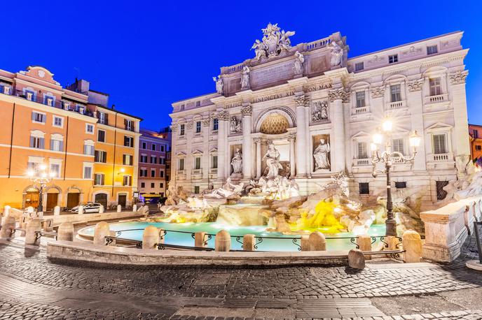 Rim Vodnjak Trevi | Vodnjak Trevi je ena izmed največjih znamenitosti v Rimu. Tam sta se fotografirala tudi John Travolta in njegova hči Ella, ki sta Rim obiskala pred kratkim. | Foto Shutterstock
