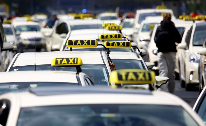 V številnih evropskih mestih smo bili priča protestom klasičnih taksijev proti novodobnim storitvam prevoza, nič drugače ni bilo do zdaj niti v Sloveniji. | Foto: Reuters