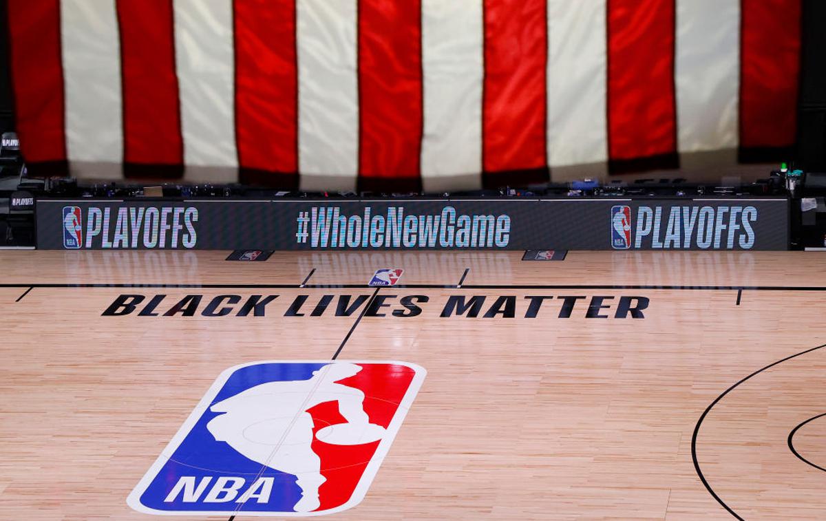 bojkot Black Liver NBA | Košarkarji Milwaukee Bucks so zaradi policijskega nasilja bojkotirali današnjo tekmo z Orlandom in sprožili efekt snežene kepe. Odpovedi in bojkoti športnikov se kot požar širijo po vsej državi. | Foto Getty Images