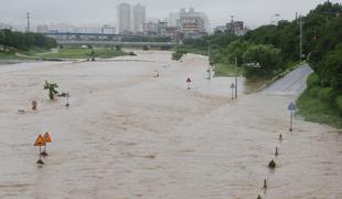 Močno deževje v Južni Koreji in na Japonskem terjalo smrtne žrtve