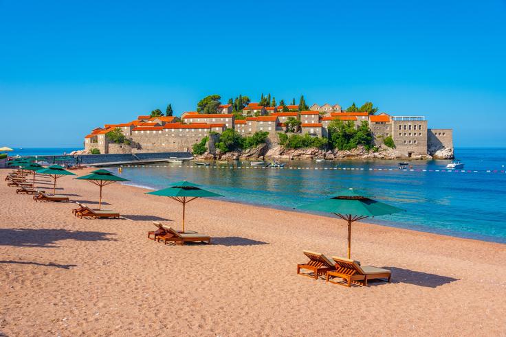 Cene za enodnevni najem dveh ležalnikov in senčnika bodo dosegle tudi do 240 evrov. | Foto: Shutterstock
